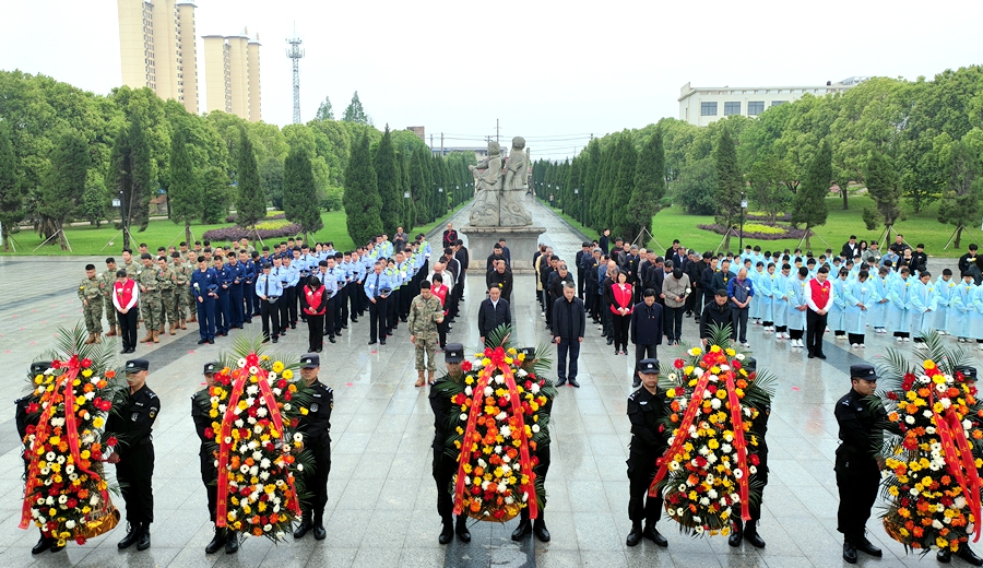 望江县举行纪念渡江战役胜利75周年活动暨向烈士敬献花篮仪式